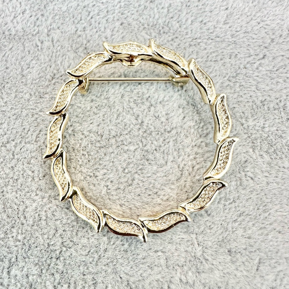 Vintage Signed Gerry’s Gold Plated Round Leaf Wreath Brooch Pin